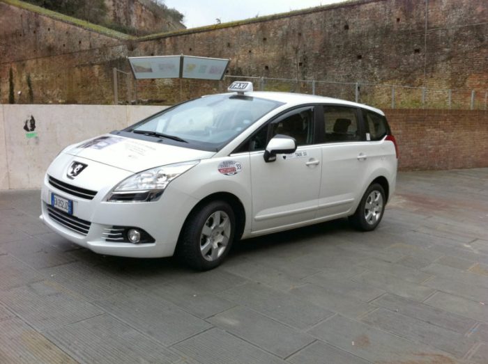 Taxi, da oggi arrivano le consegne a domicilio