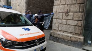 Tragedia in Piazza Tolomei, muore una donna