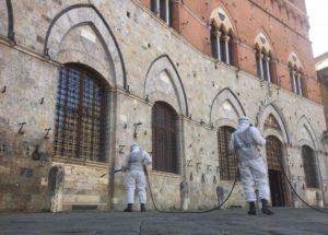 I paracadutisti del 186° reggimento “Folgore” igienizzano il Palazzo Comunale di Siena