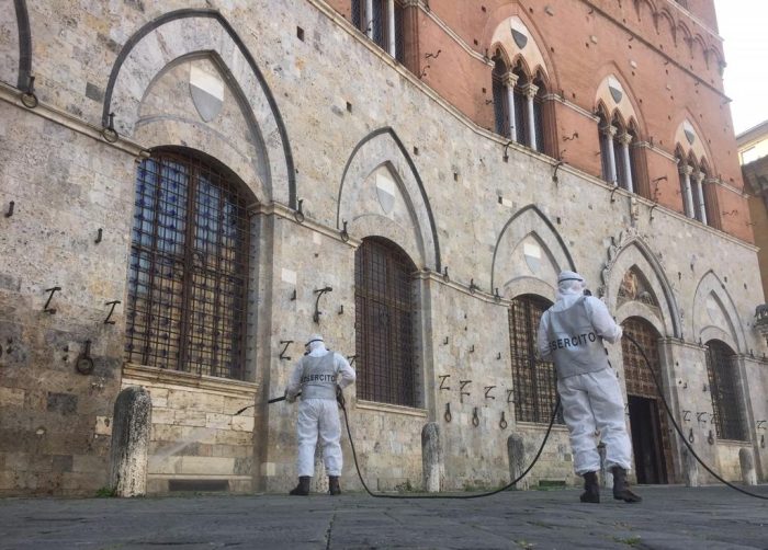 I paracadutisti del 186&deg; reggimento &ldquo;Folgore&rdquo; igienizzano il Palazzo Comunale di Siena