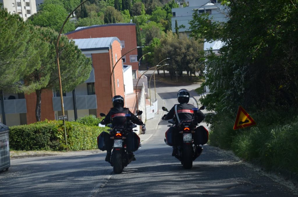 I carabinieri pizzicano tre ventenni in possesso di marijuana, scatta la denuncia
