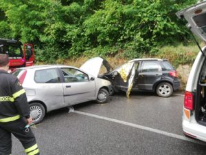 Scontro tra auto in via Peruzzi, tre feriti