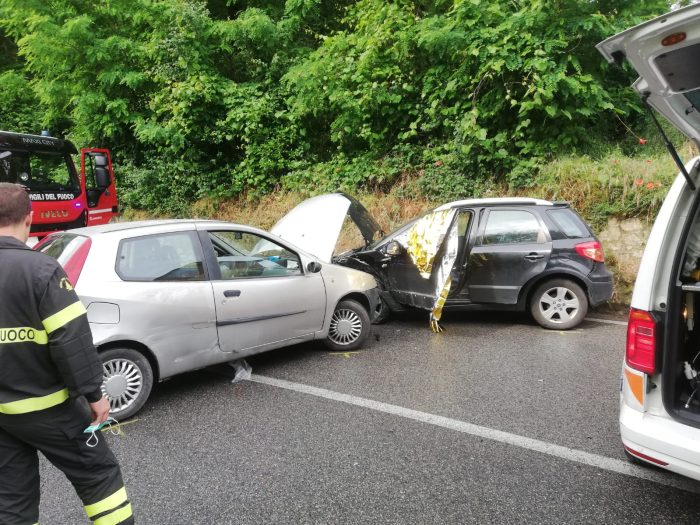 Scontro tra auto in via Peruzzi, tre feriti