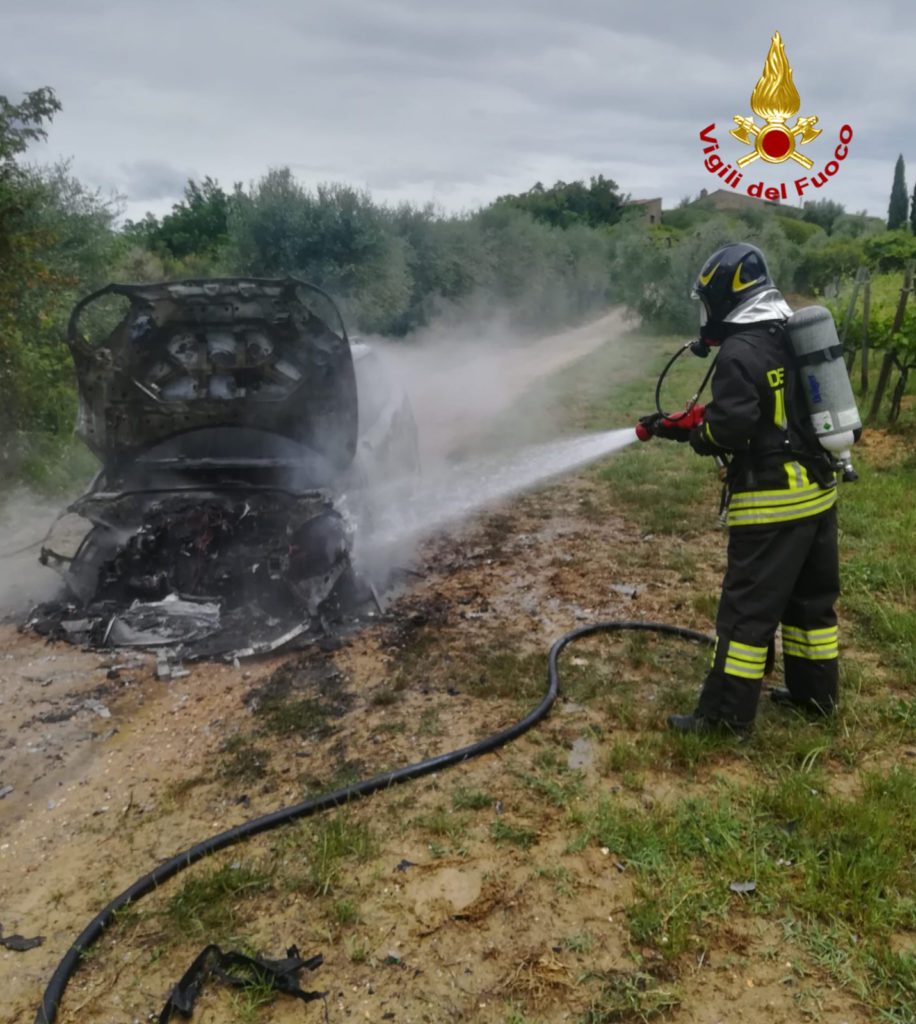 Auto a fuoco, intervento dei vigili del fuoco