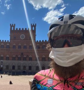 Jovanotti da Cortona a Piazza del Campo in bicicletta