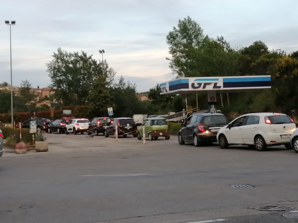 Fase 2, riapre il Mc Donald: lunga fila di auto blocca via Fiorentina