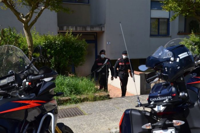 Consumano cocaina insieme, ma lui non vuole andarsene e distrugge la cucina: arrestato
