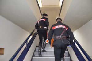 I Carabinieri consegnano i portatili per la didattica a distanza