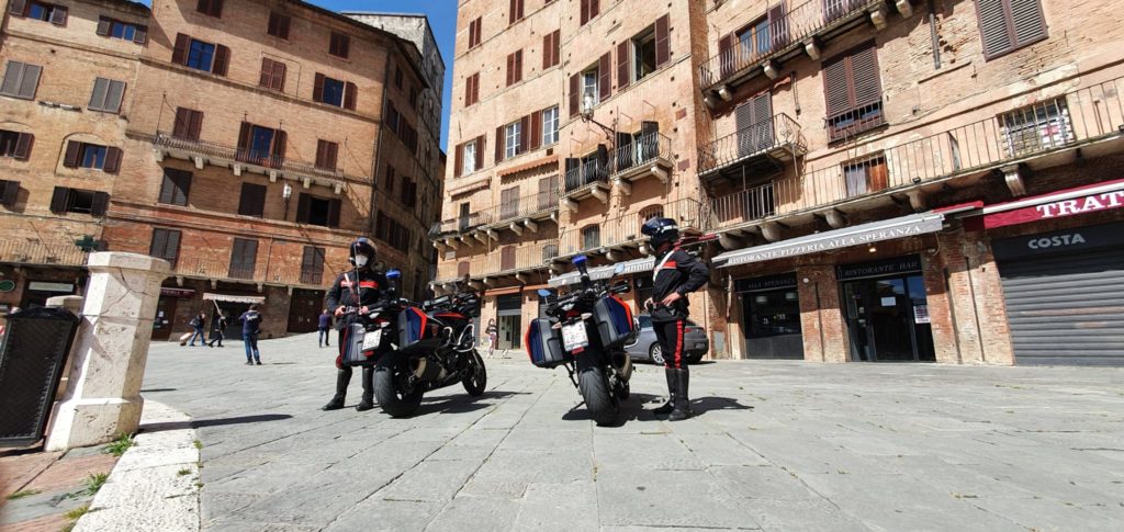 Denuncia furto della borsa al supermercato, ma l'aveva solo dimenticata sullo scaffale