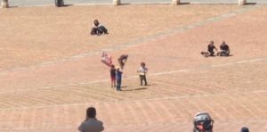 A Siena voglia di Palio: la sbandierata in Piazza di tre bambini di contrade diverse, la gente applaude. Il video