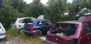 Le carcasse di auto che “arredano” il parcheggio scambiatore della Coroncina