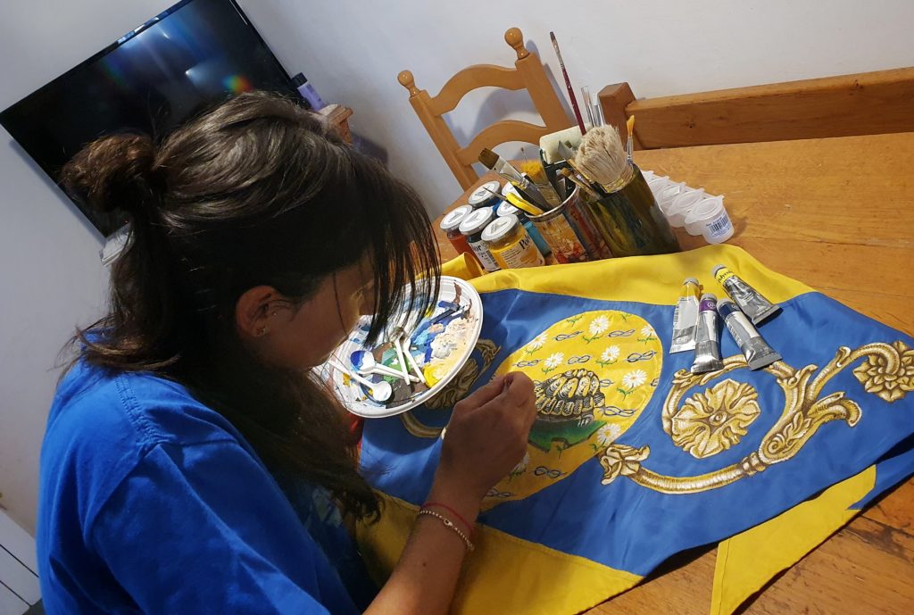 Sorelle artiste con la Tartuca nel cuore: il fazzoletto di Elisa e Michela