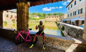 Continua il tour in bici di Jovanotti nel senese: tappa a Bagno Vignoni