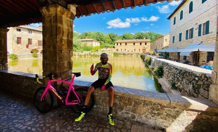 Continua il tour in bici di Jovanotti nel senese: tappa a Bagno Vignoni