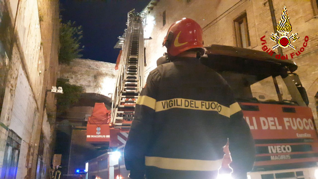 Via Pispini, cadono alcuni tabelloni: intervento dei vigili del fuoco