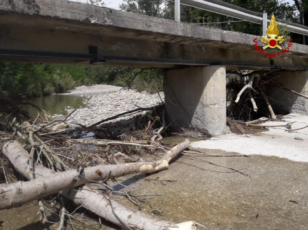 Vigili del fuoco, verifiche sulla stabilità del ponte sul torrente Senna