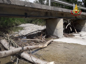 Vigili del fuoco, verifiche sulla stabilità del ponte sul torrente Senna