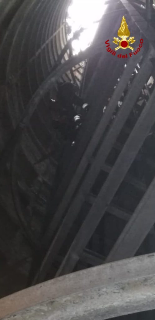 Tre persone intrappolate per ore nell'ascensore comunale, salvataggio dei vigili del fuoco