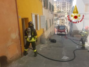 Incendio in appartamento in via di Mezzo, intervengono i vigili del fuoco