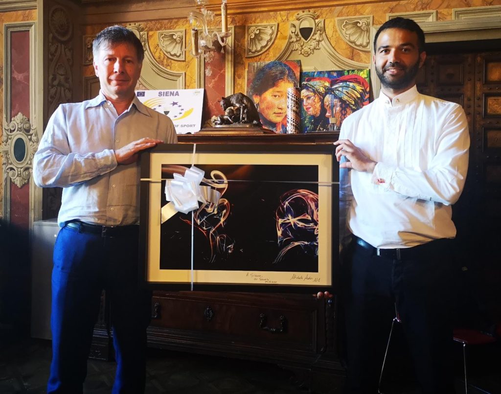 Il fotografo del National Geographic Michele Ardu omaggia il Palio: donata opera a Siena