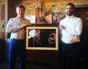 Il fotografo del National Geographic Michele Ardu omaggia il Palio: donata opera a Siena