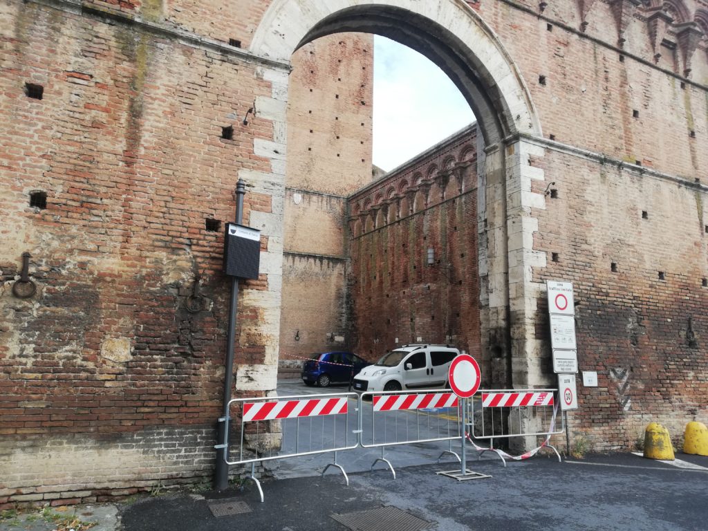 Un fulmine fa cadere alcuni mattoni: chiusa Porta Pispini