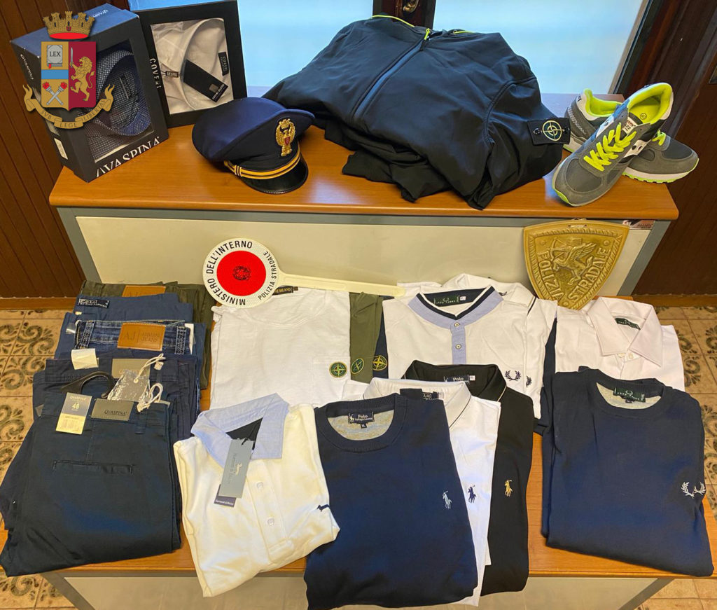 Tenta di vendere merce contraffatta, 55enne fermato e denunciato dalla Polizia Stradale