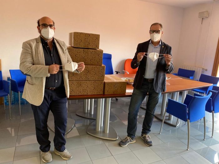L&rsquo;abbraccio delle contrade ai medici di Siena: la Chiocciola dona 2mila mascherine all&rsquo;Ordine senese