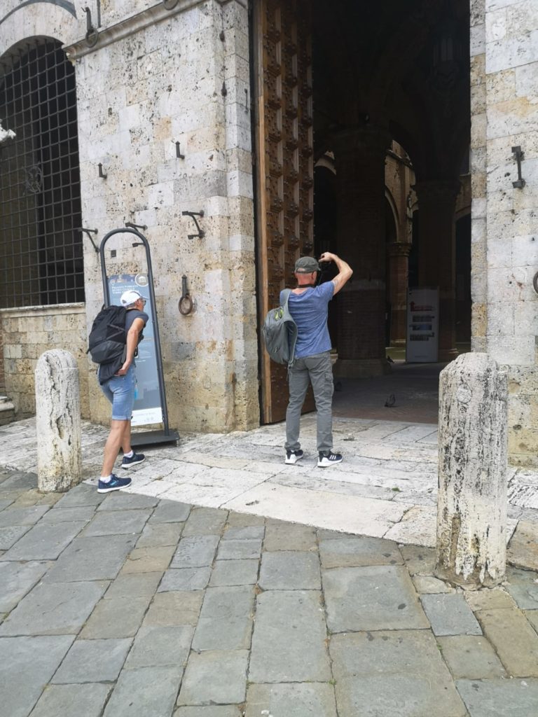 Famiglie e piccoli gruppi di turisti si godono la citt&agrave;