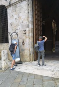 Famiglie e piccoli gruppi di turisti si godono la città