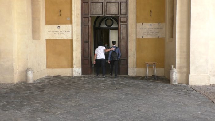 Mascherine, tensione, sanificazione e la maxi prova orale: al via la maturit&agrave; ai tempi del Covid
