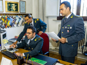 Percepiscono il reddito di cittadinanza senza avere i requisiti, la Guardia di Finanza li scopre