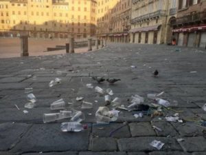Piazza del Campo inondata di plastica dopo le serate, la proposta ai commercianti: "Una cauzione sui bicchieri"