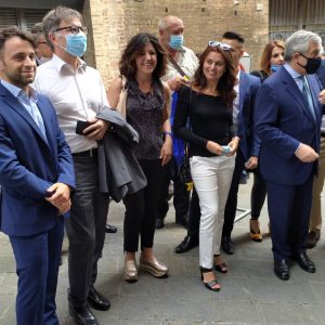 Susanna Ceccardi inaugura la sede di Forza Italia e afferma: "Siena un modello per la Toscana, qui il Pd sembrava invincibile", ma tentenna su Tls