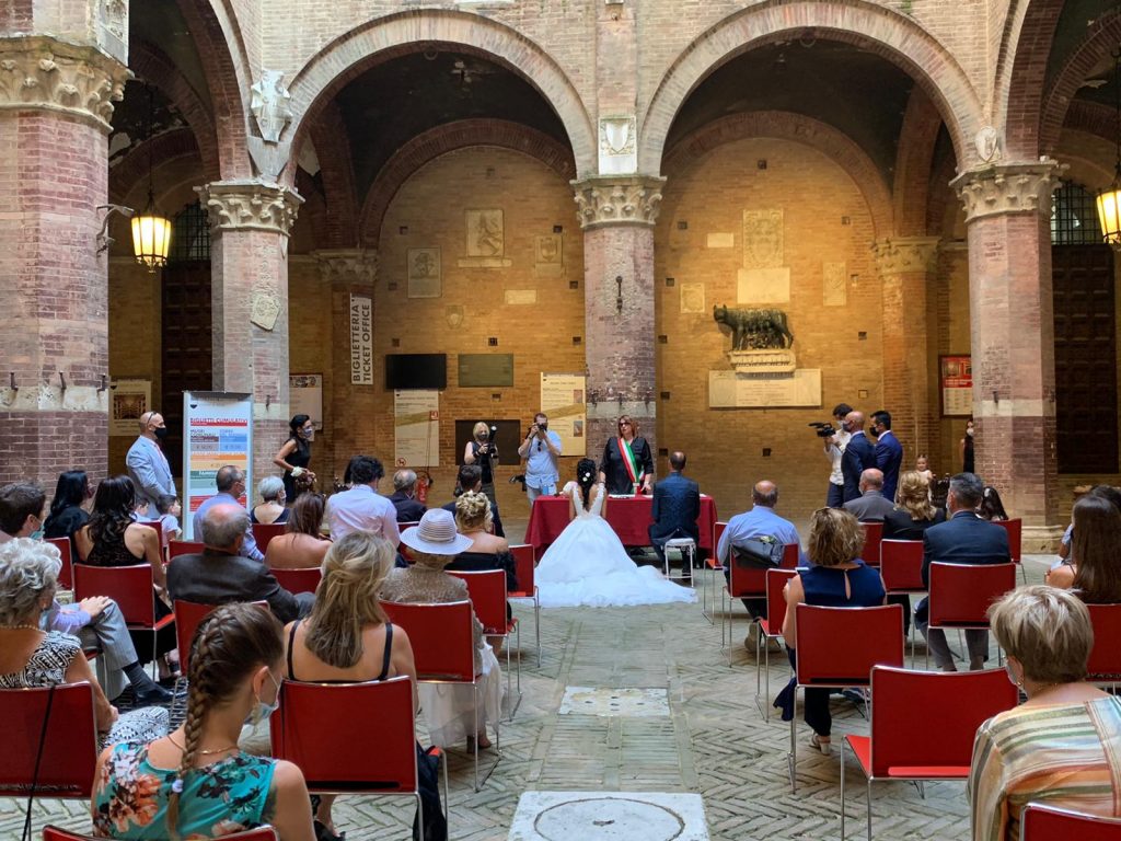 Primo matrimonio nel Cortile del Podest&aacute;: "Il giorno pi&ugrave; bello in uno dei luoghi pi&ugrave; amati da un senese"