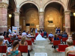 Primo matrimonio nel Cortile del Podestá: "Il giorno più bello in uno dei luoghi più amati da un senese"
