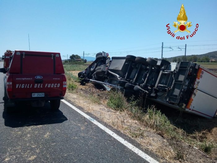 Camion ribaltato sull'Aurelia, ferito trasportato alle Scotte