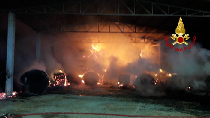 Piromane d&agrave; fuoco alle rotoballe di un capanno, i carabinieri lo incastrano con le telecamere