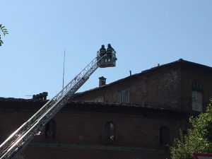Tegole pericolanti, intervento dei vigili del fuoco in Viale Sardegna