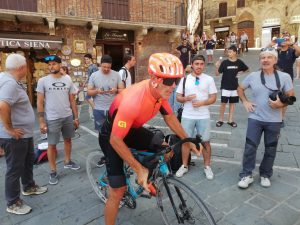 Il ciclista Mario Cipollini in Piazza del Campo per uno spot pubblicitario
