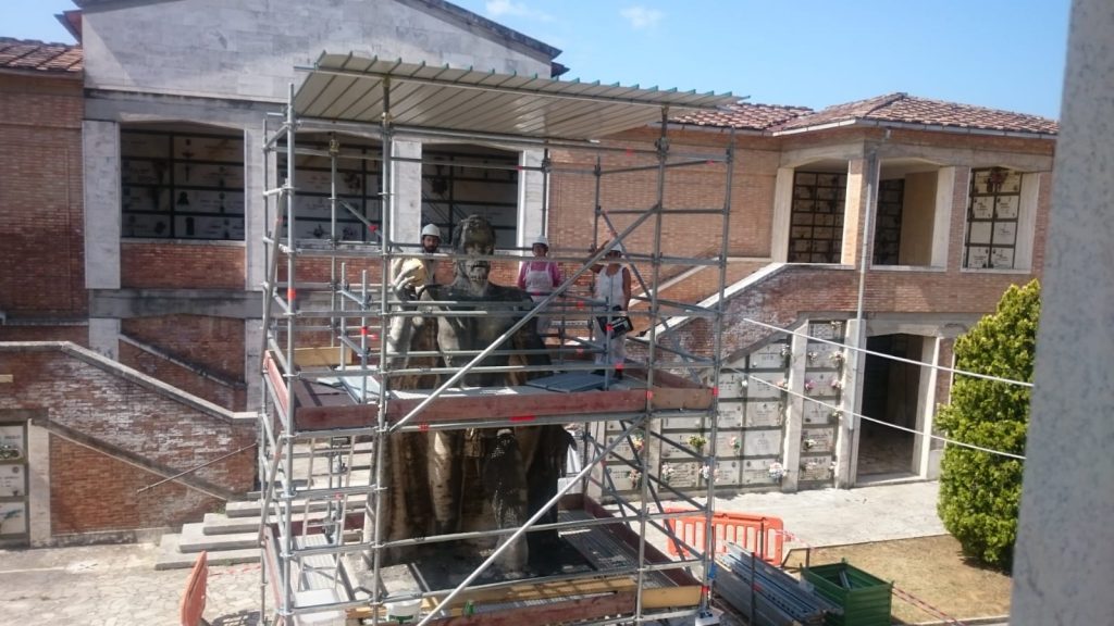 Scuola edile Siena: Cimitero Misericordia, il cantiere scuola per decoratori restaura la statua del Cristo Re