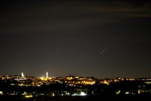 La cometa Neowise attraversa il cielo di Siena