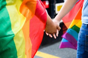 Giovane del senese vittima per strada di un'aggressione omofoba