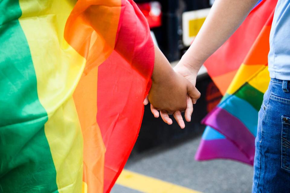 Giovane del senese vittima per strada di un'aggressione omofoba