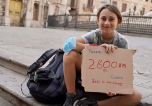 Romeo, 10 anni, a piedi da Palermo a Londra lungo la via Francigena passando per Siena