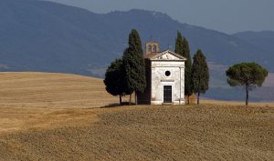 San Quirico d'Orcia: a Paesaggi Musicali Toscani l’Orchestra Milano Classica e il concerto all’alba alla cappella di Vitaleta