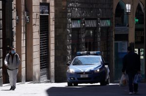 Polizia, rocambolesco inseguimento con i ladri per le vie di Siena
