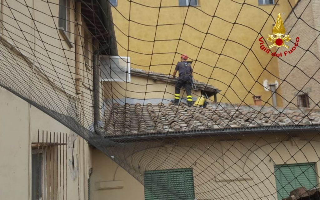 I vigili del fuoco si calano dal tetto e salvano una persona anziana