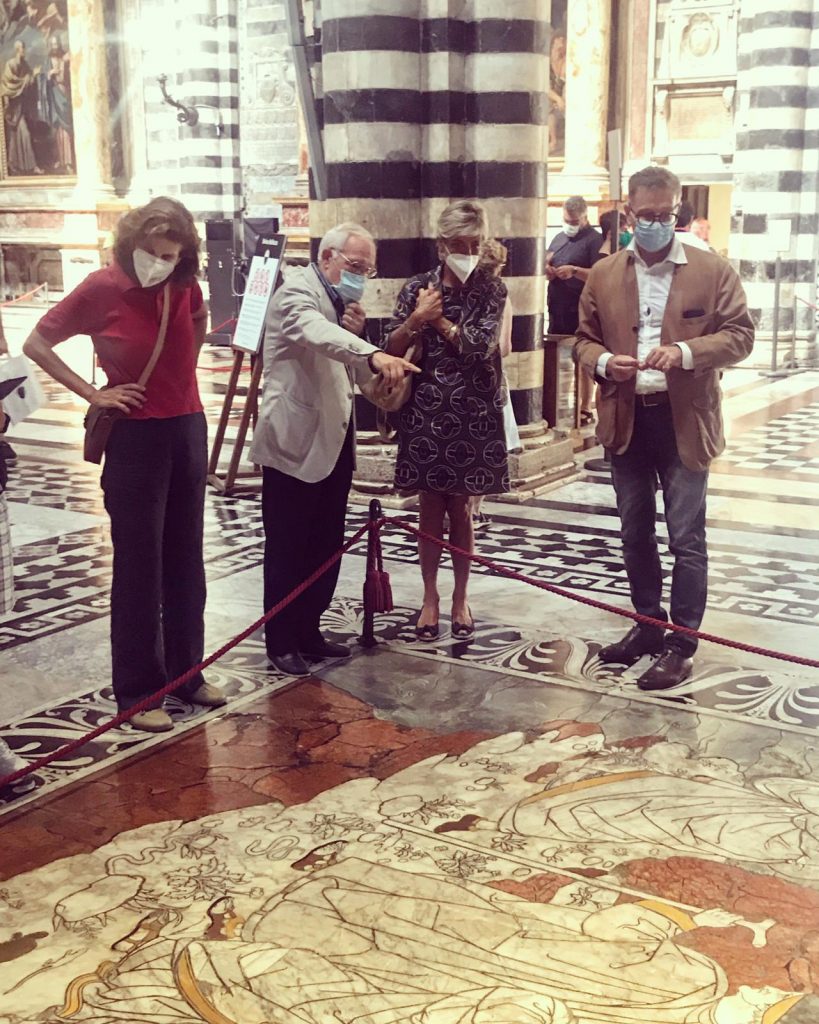 De Mossi e Pratesi mostrano il pavimento del Duomo a Evelina Christillin e Chiara Segafredo