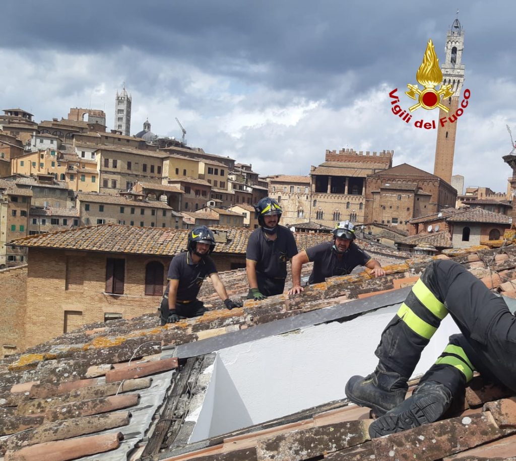 Lucernario divelto dal forte vento in Salicotto